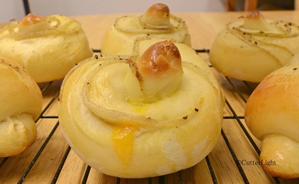 Roasted onion cheese knots_n